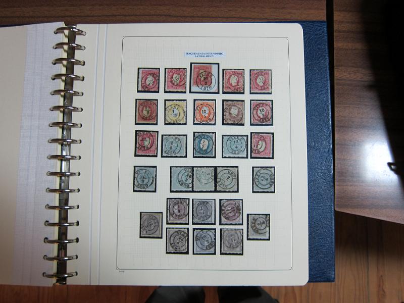 0019 (233).JPG -     Lote:    19      Marcofilia      Lotes Especiais       Descrição:         Portugal. Colecção especializada de carimbos de duplo círculo, tipo 1852, montada em 4 álbuns Lindner, com selos de diversas emissões e cartas, com estudo minucioso de cada marca. Lote a ver.         Lote       Valor Base:     &euro; 2.500,00     Valor Venda:     Retirado     